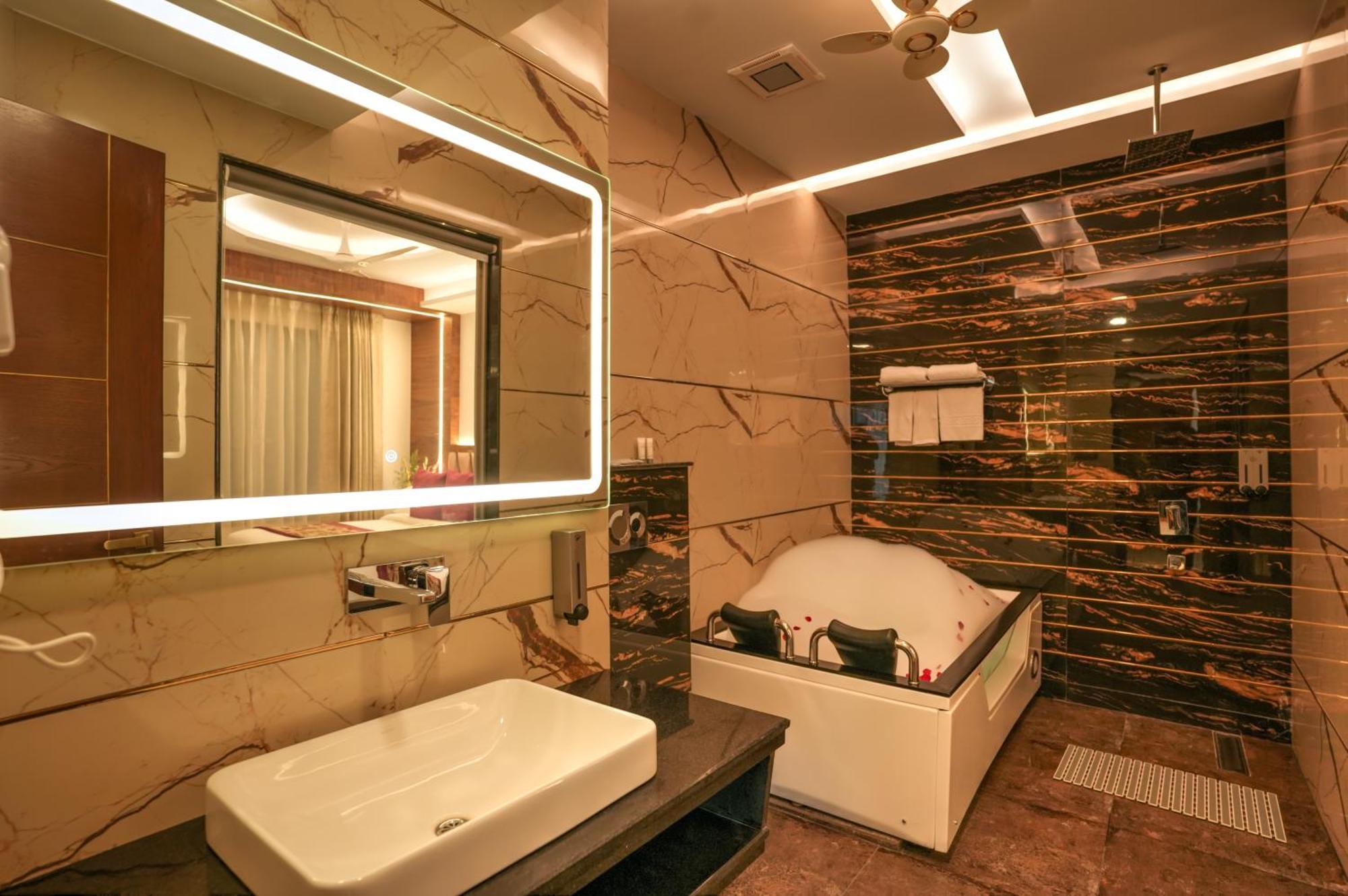 Rj Hotel - Managed By Atithi House Greater Noida Esterno foto